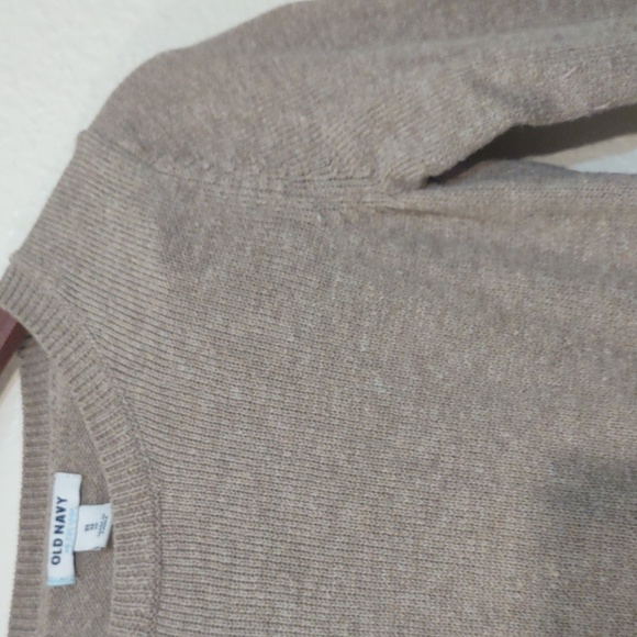 SLIGHTLY USED OLD NAVY SIZE XS TP COLOR CREAM 57% COTTON 43% POLYESTER - Picture 4 of 10